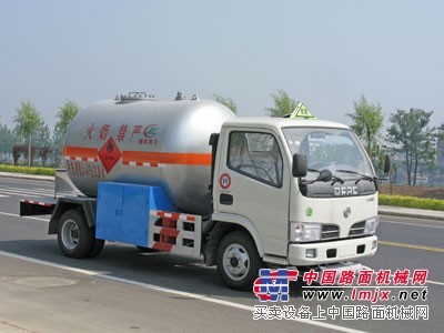 供应各类化工液体运输车、衬塑罐、硫酸运输车、化工车