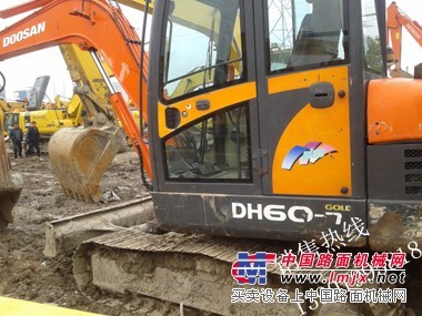 強勁銷售網供應鬥山二手挖掘機DH60-7