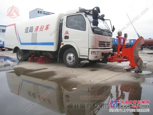 多利卡清雪掃地車價格,帶推雪鏟道路清掃車,中型多功能掃路車