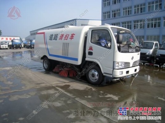东风小霸王带洒水的扫地车价格,5吨多功能清扫车,小型扫路车