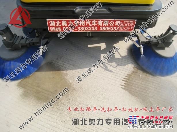 奥力1880型驾驶式电动扫地车