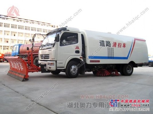 6噸中型清掃車(chē)價(jià)格,東風(fēng)多利卡掃路車(chē)帶推雪鏟,清雪掃地一體車(chē)