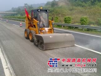 铣刨机标配滑移清扫机