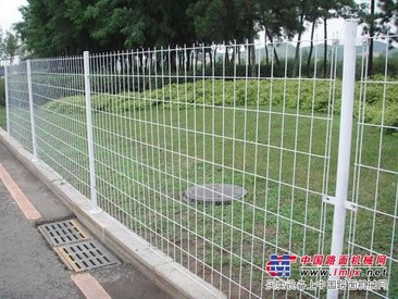 供应公路护栏网，公路防护网，双边丝护栏网，湖北护栏网生产厂家