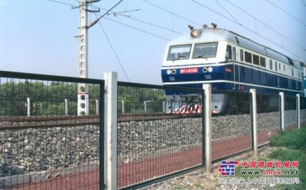 供应武汉铁路隔离栅，高速封闭网，钢丝护栏网，浸塑框架网片