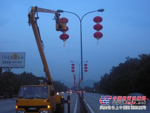 高空掛燈籠、掛紅旗、掛招牌就用重慶高空車出租、重慶升降機出租