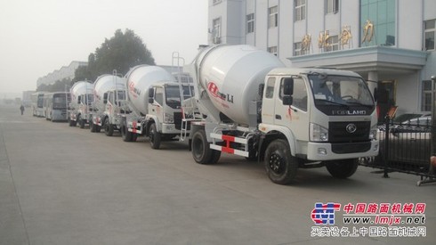 4方搅拌车价格|单轴水泥搅拌车130马力