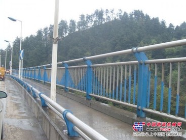 广州护栏报价，优质道路护栏，公路防撞护栏