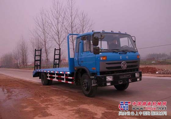 供应东风153挖机拖车   18吨20吨挖掘机平板拖车