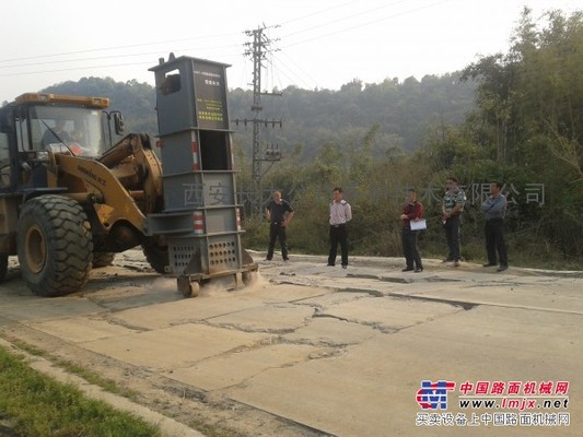 三背路基強(qiáng)夯機(jī) 西安三背路基強(qiáng)夯機(jī)