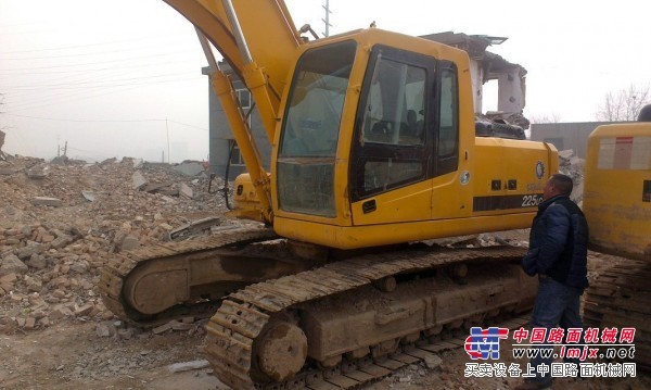 天津二手現代225-7挖掘機低價出售，天津二手挖掘機市場