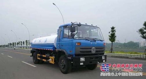 东风（小平头）洒水车可装水8-10吨