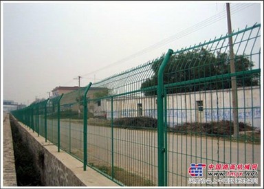河南涂塑框架护栏网  高速公路护栏网厂家