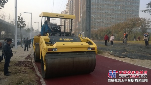 鄭州寶駿機械出租寶馬格BW205AD-4雙鋼輪壓路機