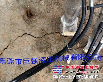 看液压破裂器快速开采石头有多快速