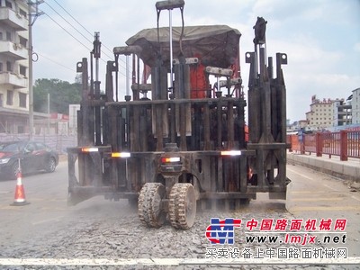 雲南昆明大理麗江水泥路麵破碎機出租水泥路麵碎石化改造水泥路麵