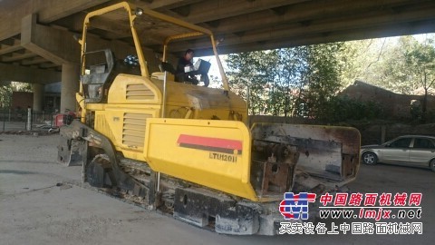 河南郑州出售三一12米直板摊铺机