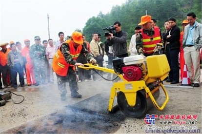 山东景腾生产手扶式单轮汽油压路机微型压路机厂家