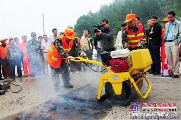 中國小型壓路機濟寧廠家振動壓路機