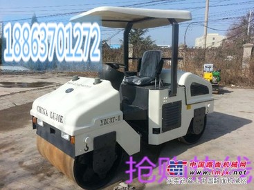 供应3.5吨修路专用驾驶室振动压路机