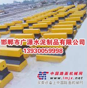 水泥隔离带
