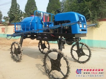 LOOK：山东棉花喷药机价格|小型自走型喷药机哪里有？