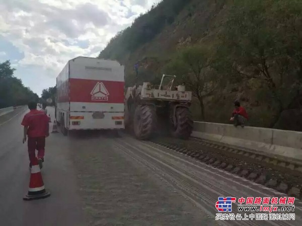 全自動陸達水泥撒鋪車冷再生的黃金搭檔取代人工