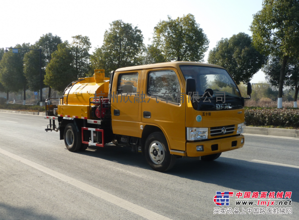 供应小型双排座沥青洒布车