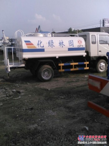 新旧洒水车油罐车