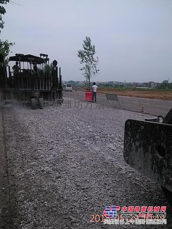 多锤头破碎机  水泥路破碎碎石化技术