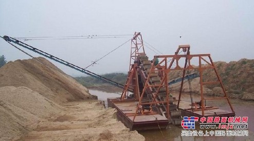 链斗式挖沙船、河道采沙机械供应13455624567