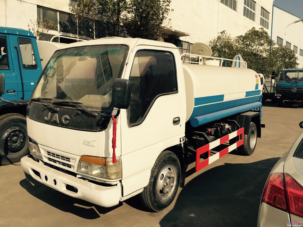 供应二手2-25吨洒水车，8成新，全新上装，全新罐体水泵