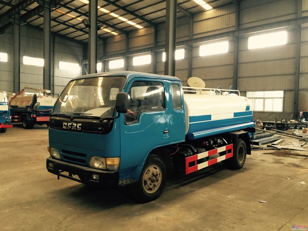 供应二手2-25吨洒水车，8成新，全新上装，全新罐体水泵