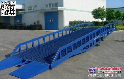 河南鄭州移動式液壓登車橋價格，手搖式液壓登車橋，龍宇機械廠家