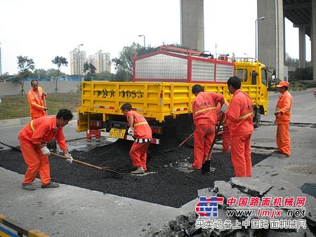 沥青路面养护车