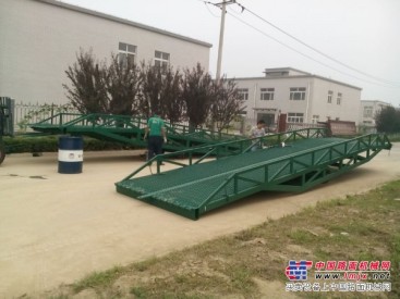 济南聚鑫机械专业生产移动式登车桥