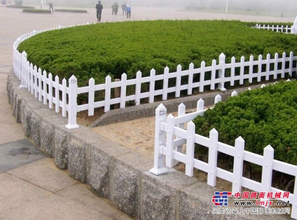 道路绿化防护护栏  城市PVC塑钢美观实用 红旗护栏