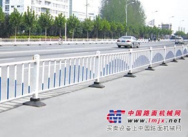 具有口碑的交通护栏提供商，当属红旗公司 交通防护护栏道路护栏生产交通护栏规格价格红旗PVC护栏价位