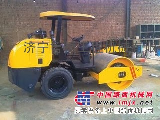 3.5T单钢轮座驾式振动压路机柴油振动压路机