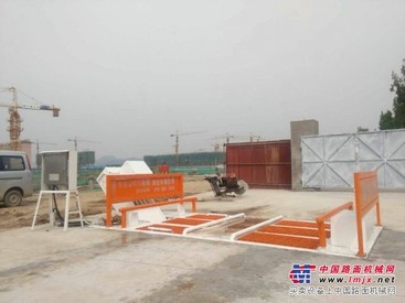 青岛龙华杰机械制造有限公司生产的华杰牌QLH-1100型基坑式洗车机、建筑工地冲洗机