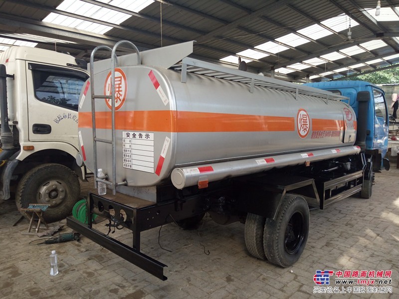 供应江铃二手工程除尘洒水车价格 小型加油车扫地车