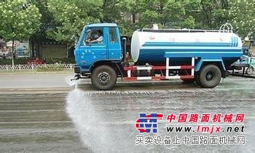 供應大量二手灑水車、運水車、霧炮灑水車5噸、8噸灑水車價格