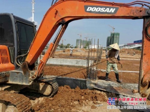 出租武昌區書城路出版城附近有60小挖掘帶渣土車機
