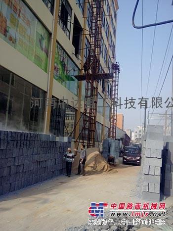 供应30米建筑垂直提升建筑物料升降机