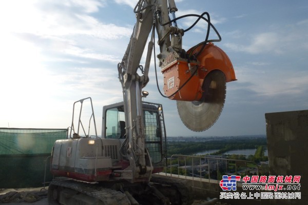 河北厂家热销 钢筋混凝土切割锯 硬质岩石挖机改装