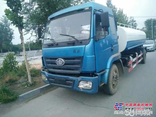 供应大量二手洒水车、雾炮洒水车/3吨、5吨、8吨.洒水车价格
