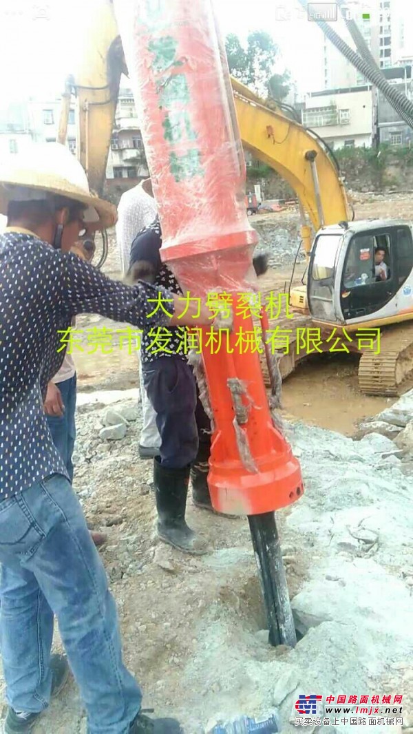 供应重庆石柱采石场基坑岩石大型劈裂机