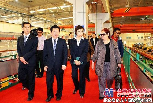 拉美和加勒比地区驻华使节参观团访山推