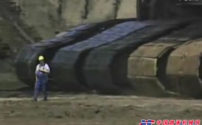 重达4.5万吨世界最大挖掘机