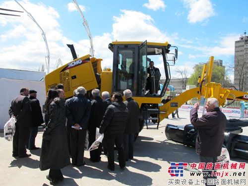 徐工亮相土耳其KOMATEK 国际工程机械展览会